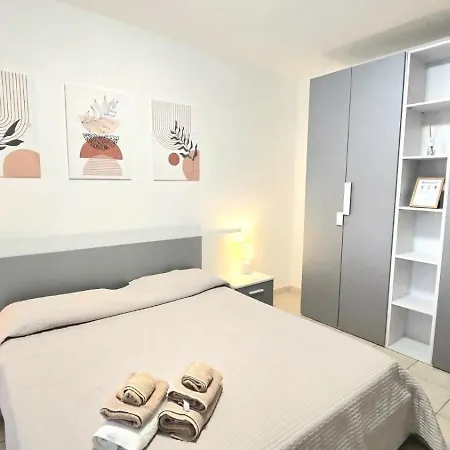 Open Space Con Parcheggio Privato Coperto דירה *